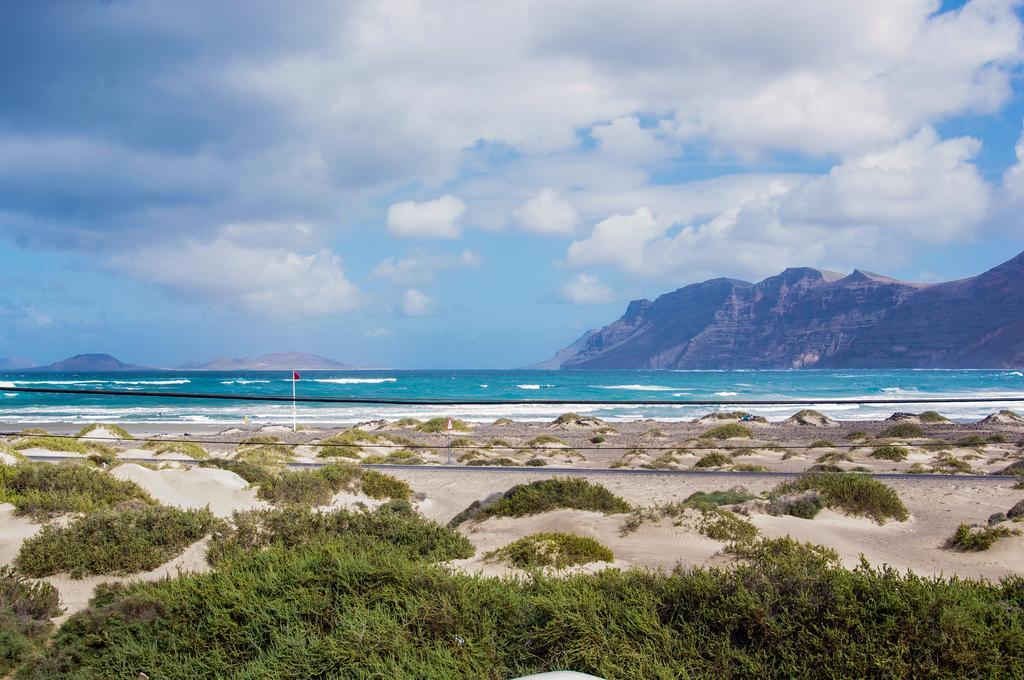 Red Star Surf & Yoga Camp Lanzarote Hostel Famara Exterior photo