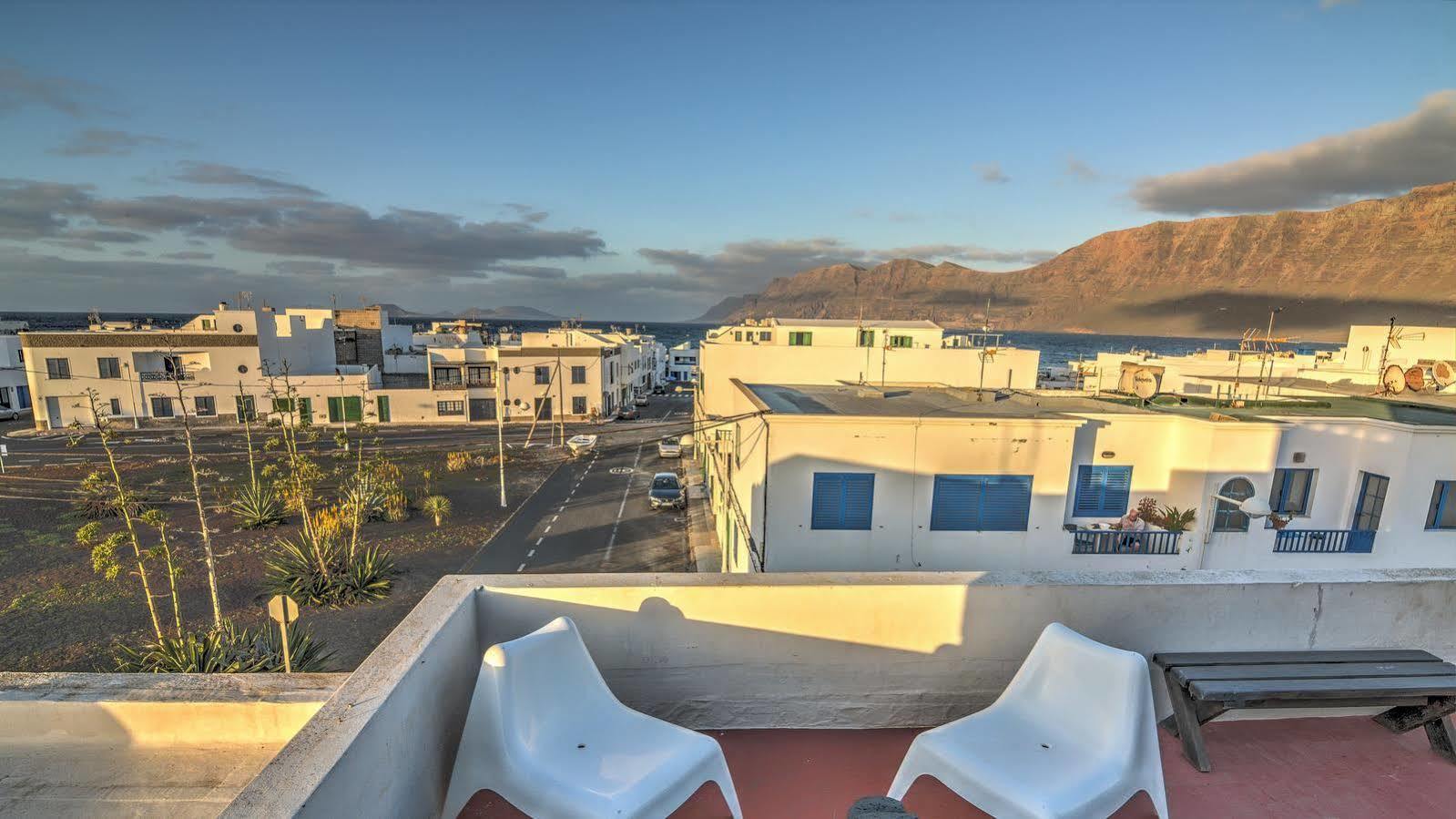 Red Star Surf & Yoga Camp Lanzarote Hostel Famara Exterior photo