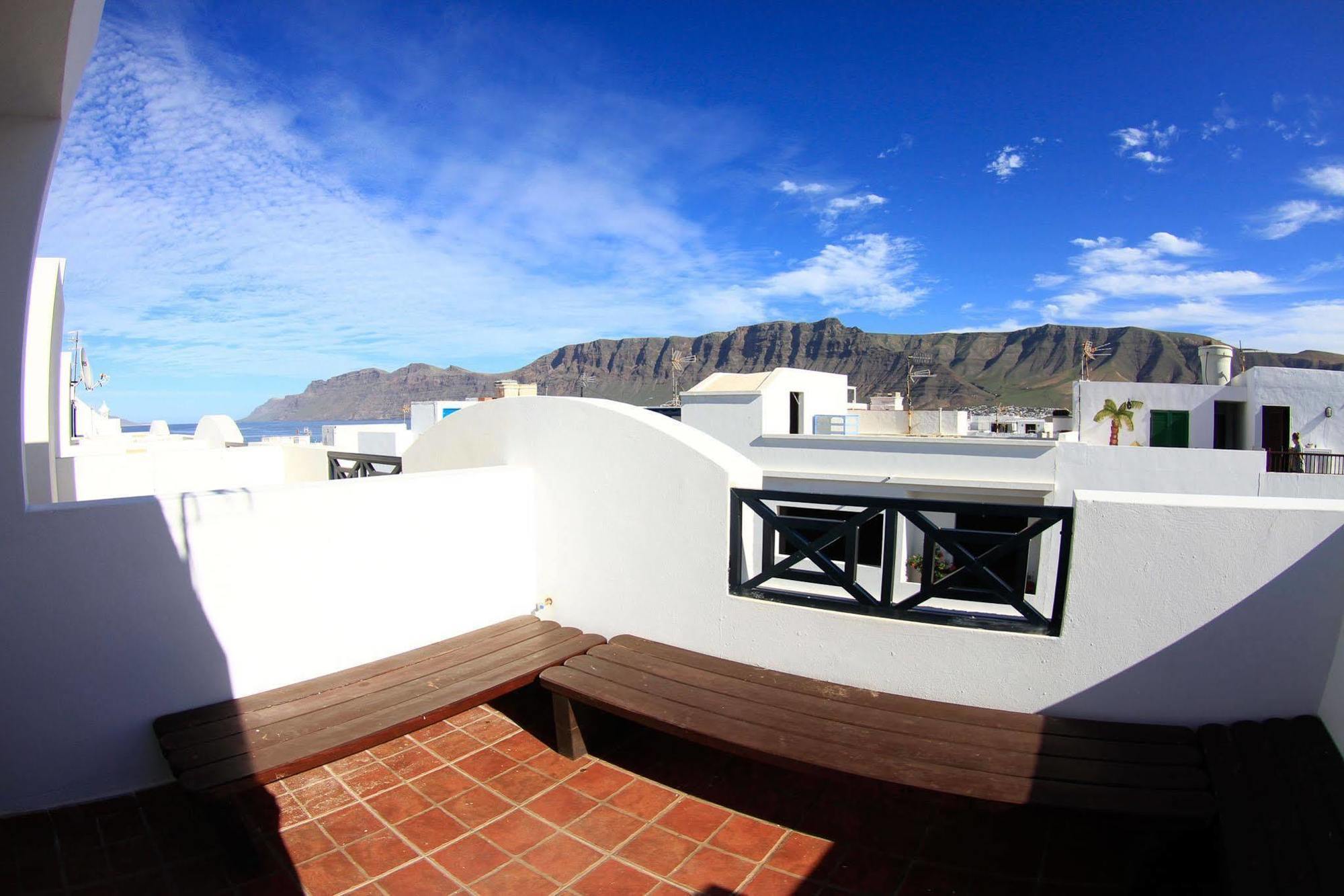 Red Star Surf & Yoga Camp Lanzarote Hostel Famara Exterior photo