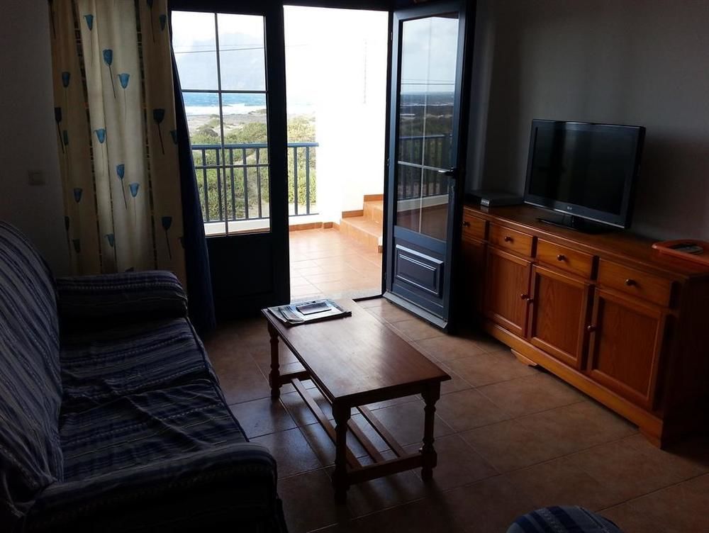 Red Star Surf & Yoga Camp Lanzarote Hostel Famara Exterior photo