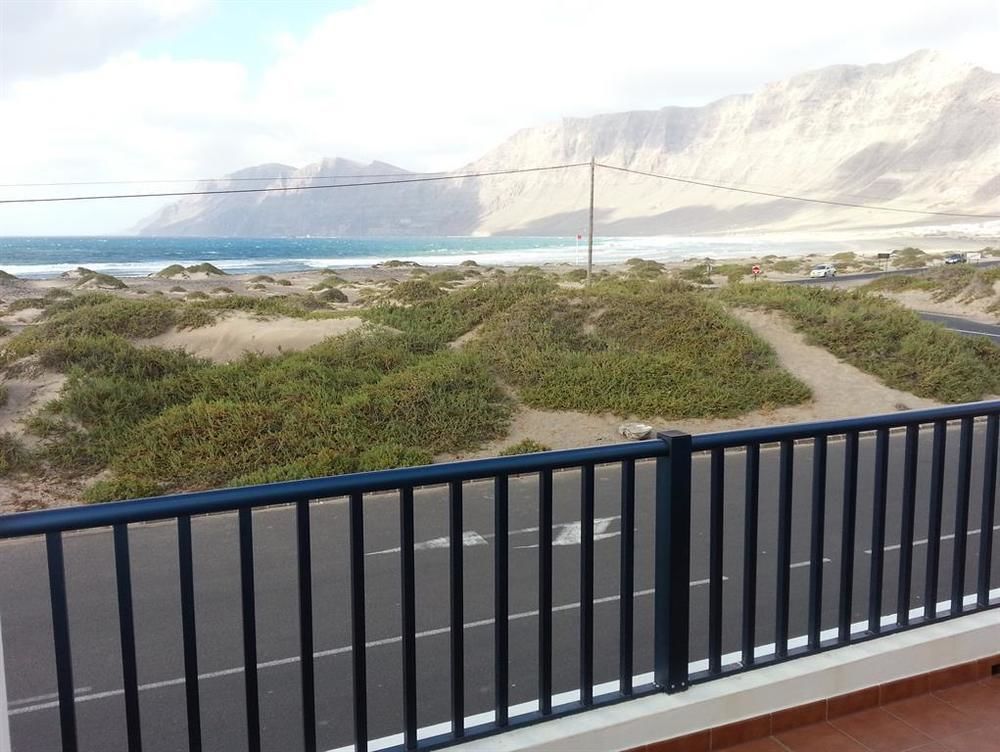 Red Star Surf & Yoga Camp Lanzarote Hostel Famara Exterior photo
