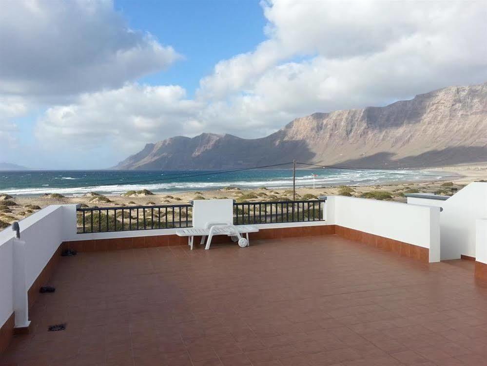 Red Star Surf & Yoga Camp Lanzarote Hostel Famara Exterior photo